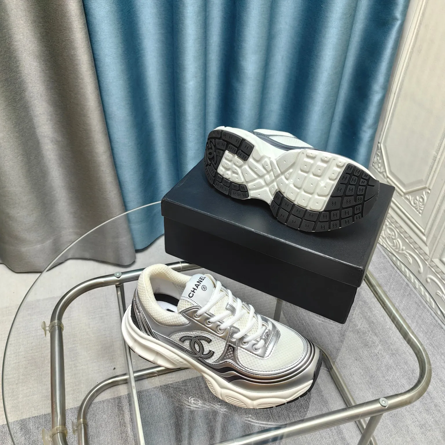 p680🐮🐮Chanel Chanel dad shoes, men and women couples - 2025 counter top casual sports shoes This classic design; the upper is electro-embroidered with a variety of techniques; the outsole is fashionable and sporty; it is unusual to incorporate a variety of color matching elements... The diversified mix and match is very beautiful and versatile, casual, fashionable, sports and outdoor can be taken into account... ꫛꫀꪝ Go➫ Material: ❶Upper is made of: Original imported first-layer silk cowhide + original waterproof cloth + original first-layer cowhide ❷Inner lining: original sheep lining + mesh ❸Outsole based on: original TPU combination outsole Special counter boutique packaging complete set for women 35–41